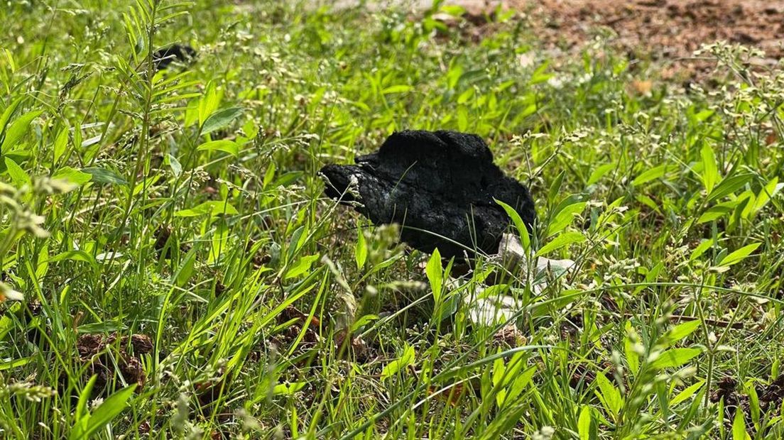 Asbest op een grasveldje in Apeldoorn