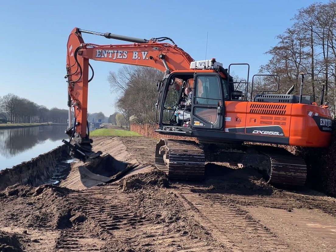 Bij de sluis van Vries wordt een natuurvriendelijke oever gemaakt.