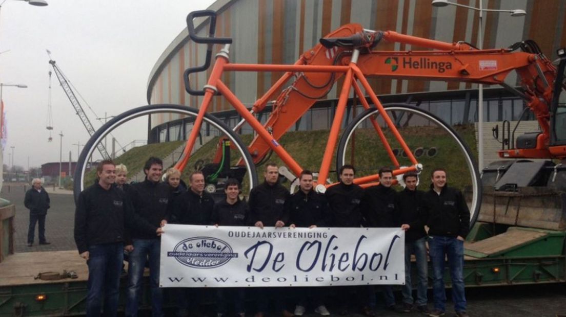 De reuzenfiets van Omnisport in Apeldoorn die werd gestolen door de Drentse oudejaarsvereniging De Oliebol.
