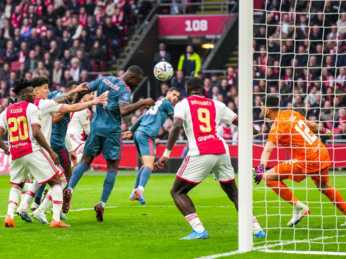 Lutsharel Geertruida kopt hier de winnende 2-3 binnen in De Klassieker tussen Ajax en Feyenoord