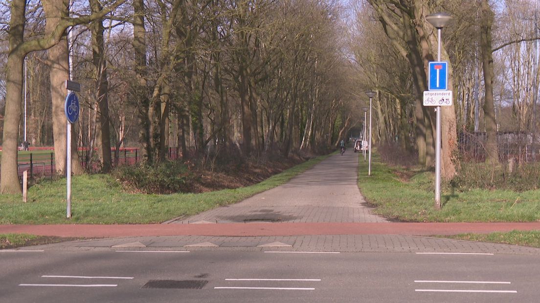 De 15-jarige jongen werd beroofd aan de Oostervelderblokweg in Enschede