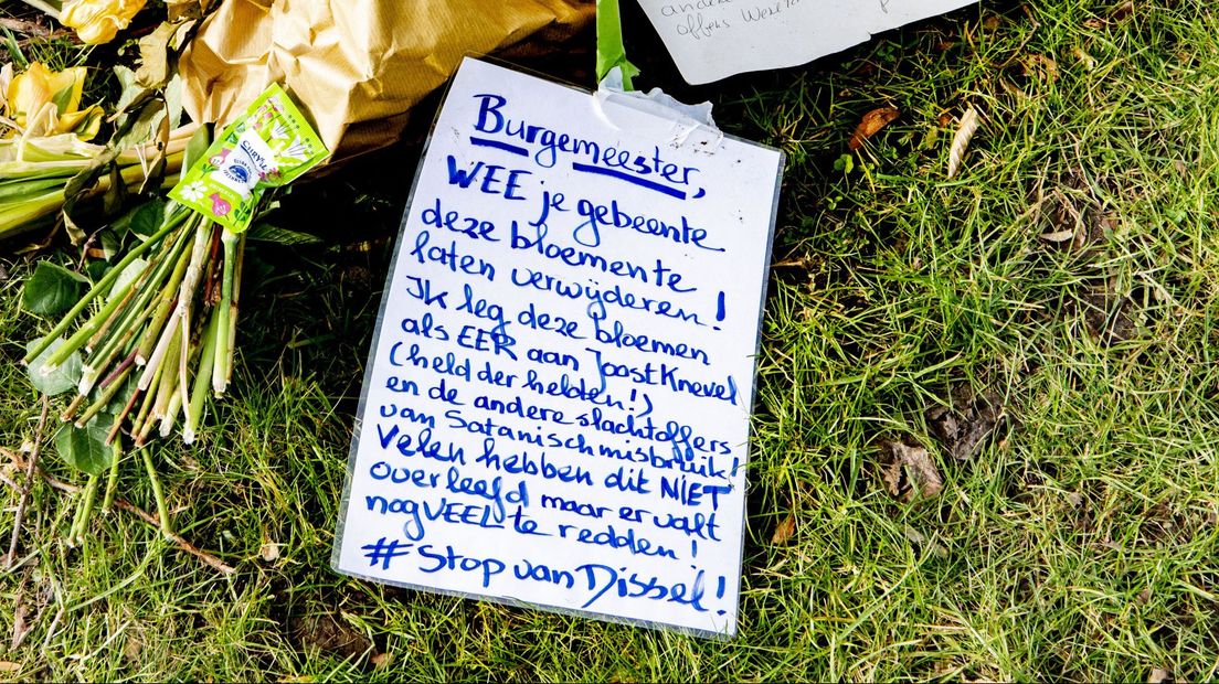 Een van de bloemen en kaartjes die werden neergelegd op begraafplaats Vredehof