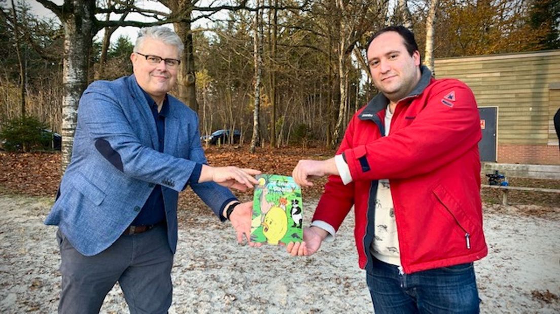 Burgemeester Jan ten Kate Staphorst krijgt van schrijver Ahmad Resh eerste exemplaar van strip "Arie de Boskanarie"