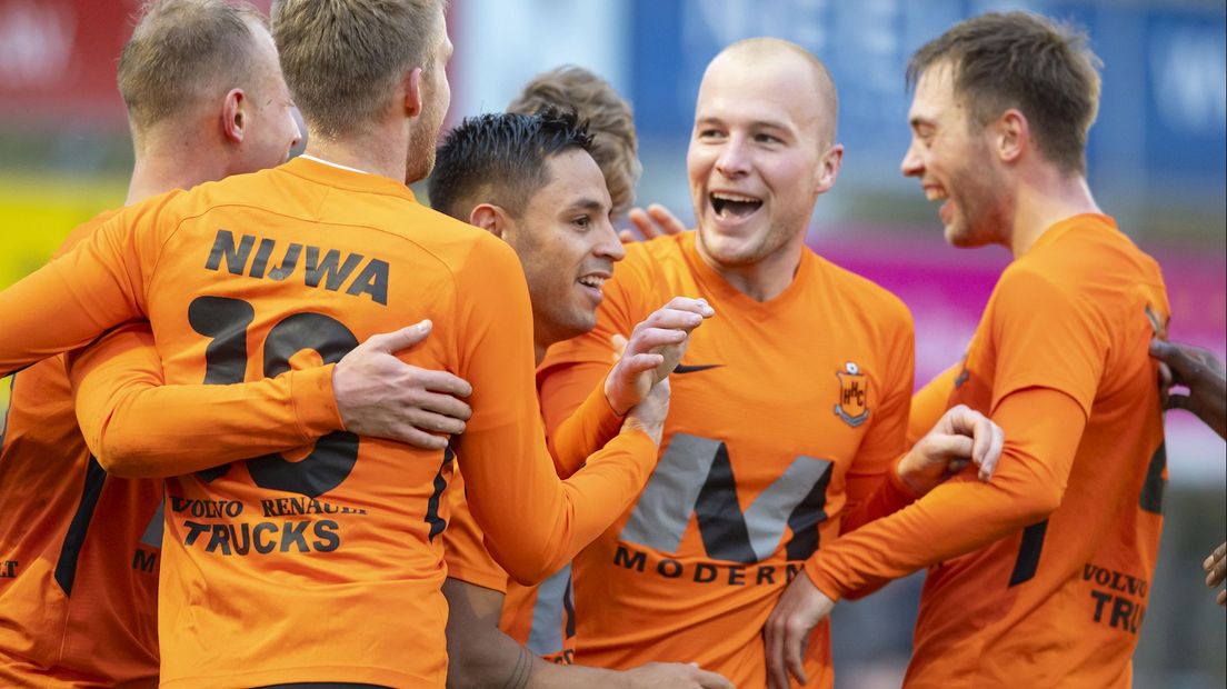Ashwin Manuhutu en Nick de Bondt (midden)