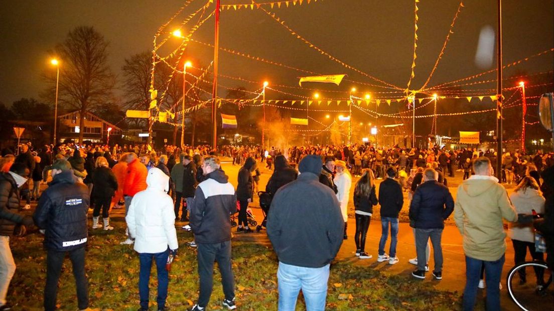 Een enorme groep mensen viert samen de winst op de Oranjerotonde.