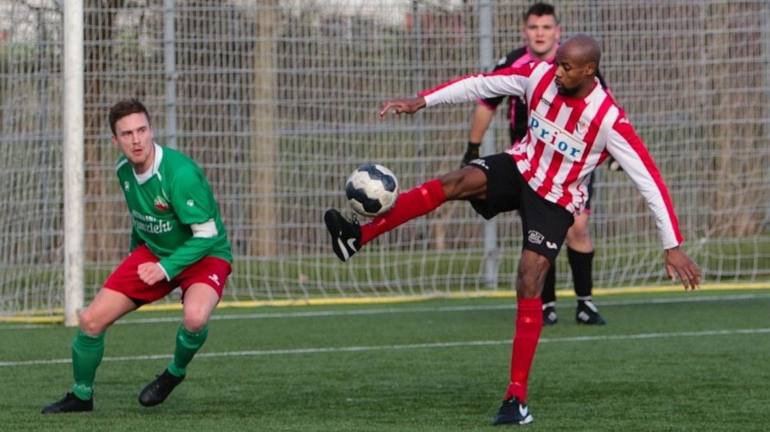 Yves Nyemb scoorde vier keer voor Vlissingen in de achtste finale tegen De Alblas
