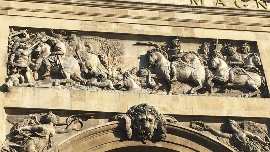 Detail van de Rijnoversteek door Lodewijk XIV op de Porte Saint Denis