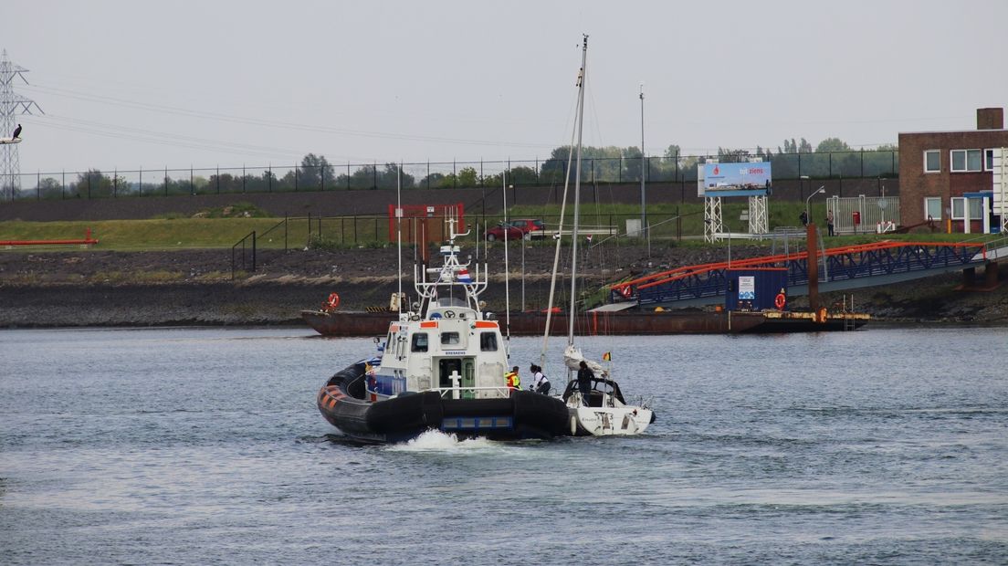 Drie zeilboten in de problemen, KNRM schiet te hulp