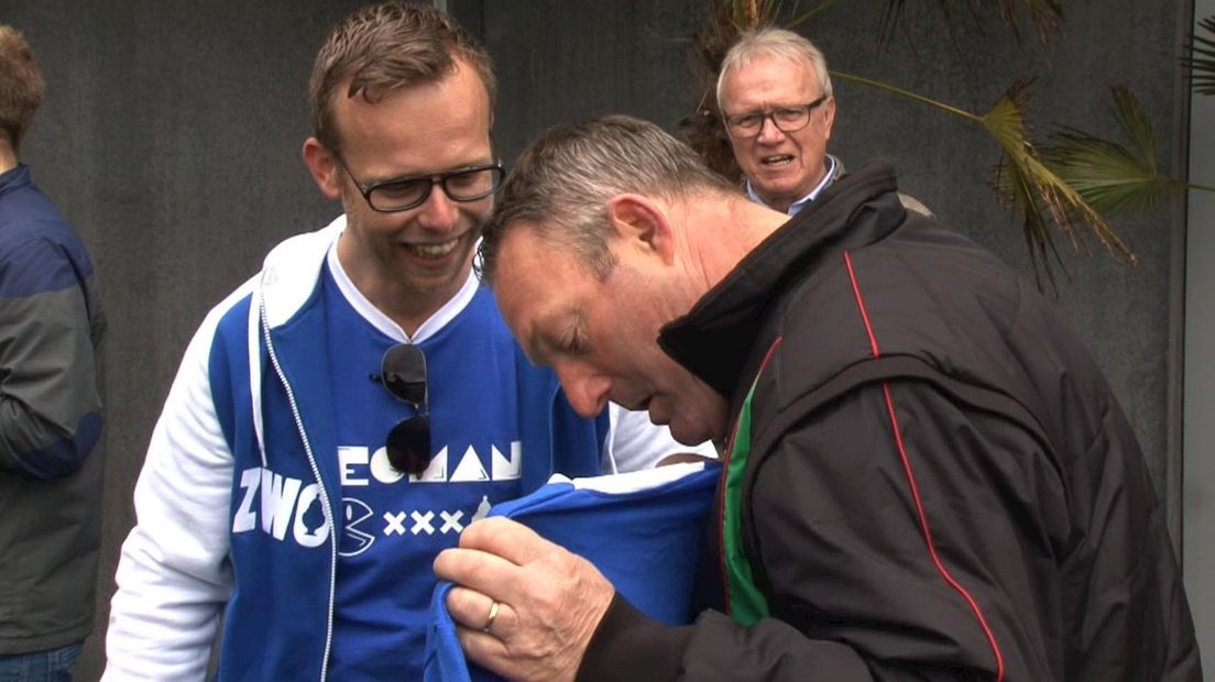 Ron Jans neemt het PECMAN-shirt in ontvangst