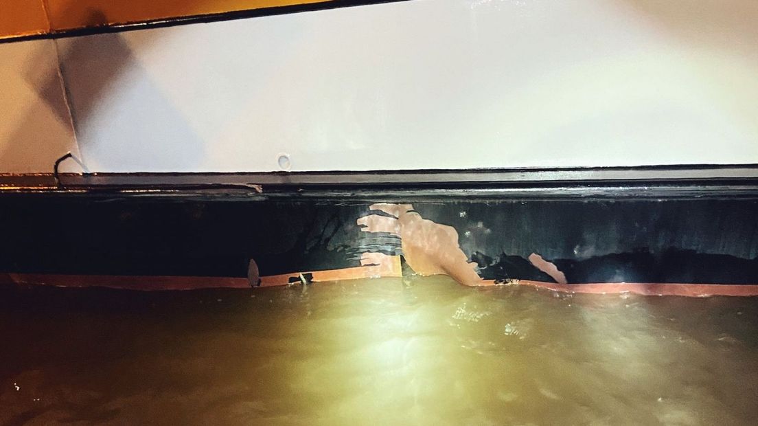 Door het gat in de veerpont is water in de machinekamer gelopen