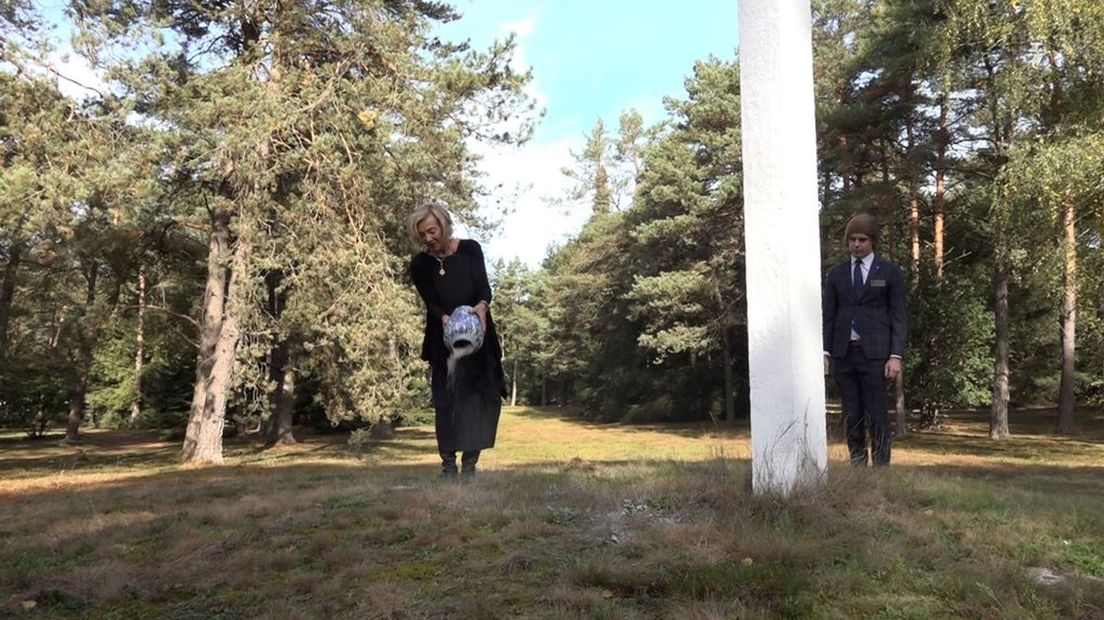 De Canadese dochter van Ninette Opolski strooit haar as uit op het Nationaal Ereveld Loenen