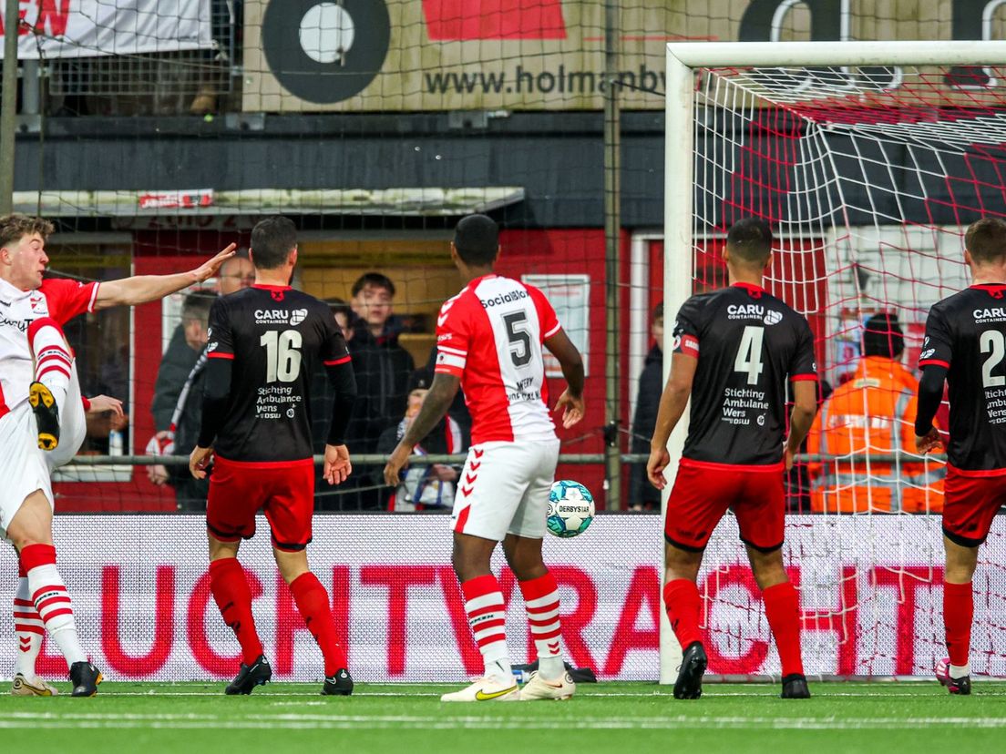 Ole Romeny valt achterover wanneer hij voor FC Emmen de 1-0 tegen Excelsior maakt