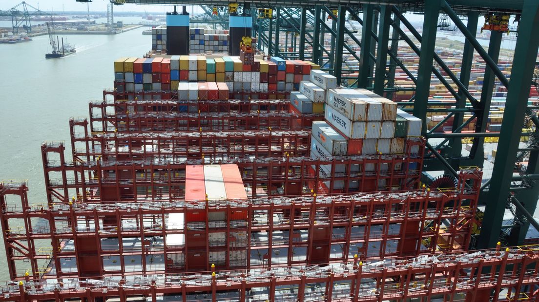 De containers aan boord van de containerreus Madrid Maersk in de haven van Antwerpen