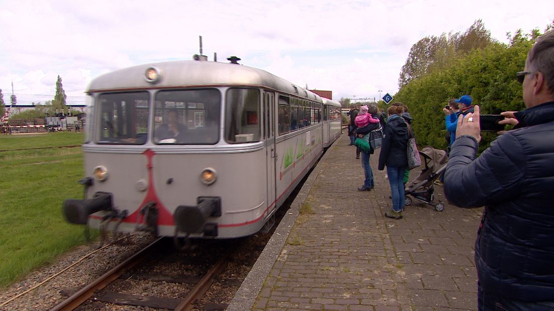 Stoomtrein heeft last van spoorlopers: levensgevaarlijk