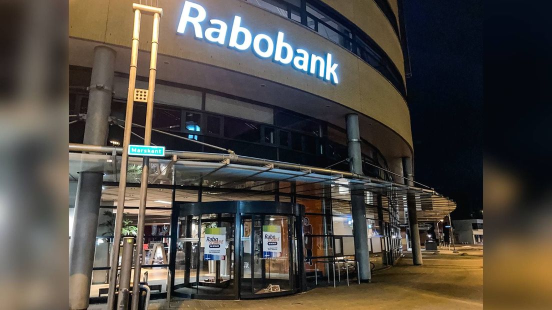 Greenpeace heeft posters geplakt op het Rabobankkantoor in Hengelo.