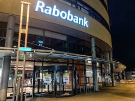 Greenpeace plakt posters op Rabobankpanden om stikstofcrisis