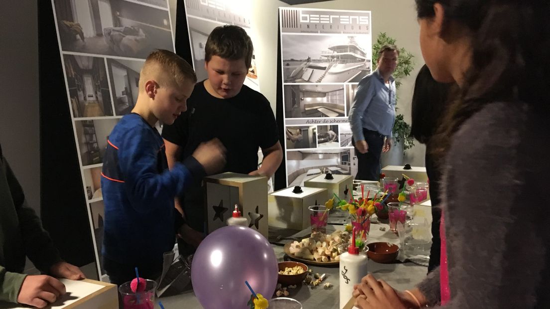 Kinderen van de Prinses Beatrixschool uit Goes zijn druk bezig met het maken van hun zelf ontworpen lamp
