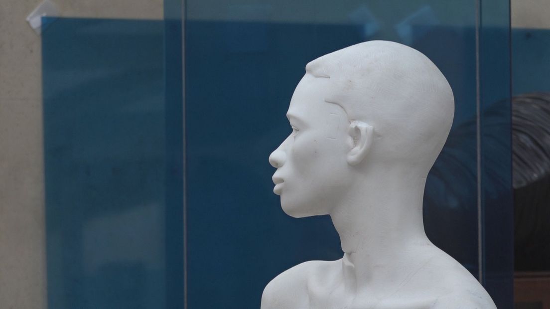 De tentoonstelling van Igor Mitoraj wordt ingericht met blauwe glasplaten