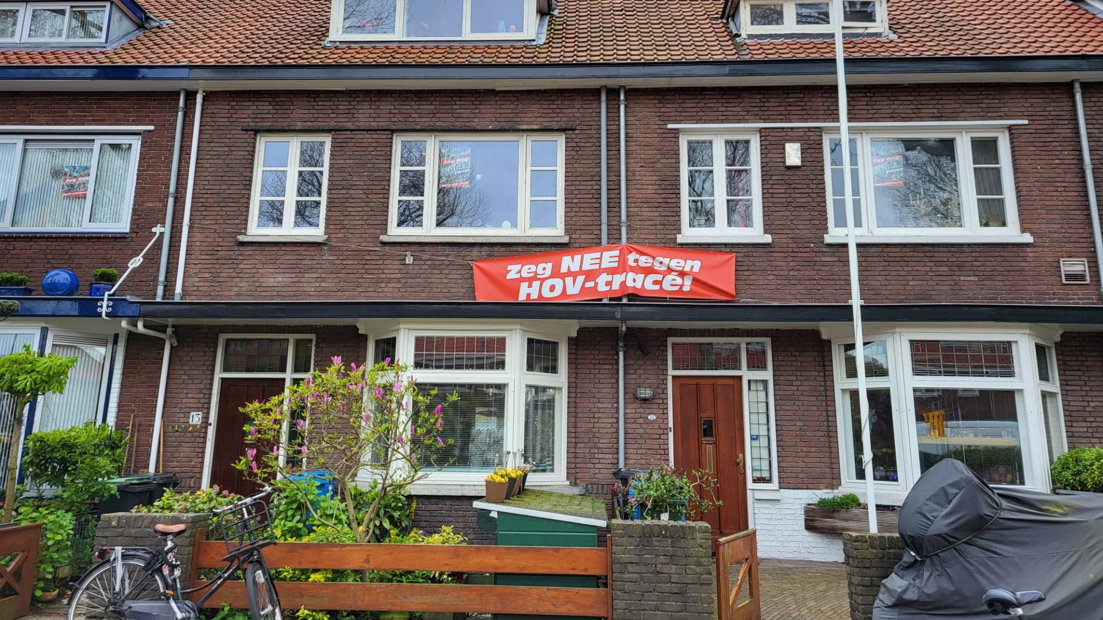 Op veel gevels van huizen in Voorburg-West prijkt deze banner