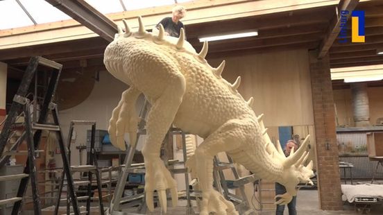 Kunstwerk levensgrote draak voor Drakenrijk