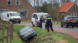 Auto gaat in Hoevelaken linksaf en belandt in sloot