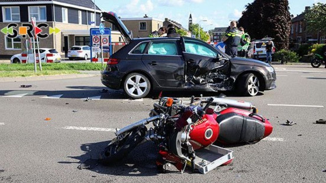 Motorrijder na aanrijding ook nog geraakt door andere personenauto