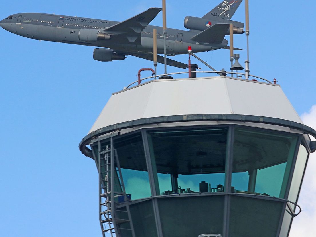 Een vliegtuig boven de toren van RTHA.