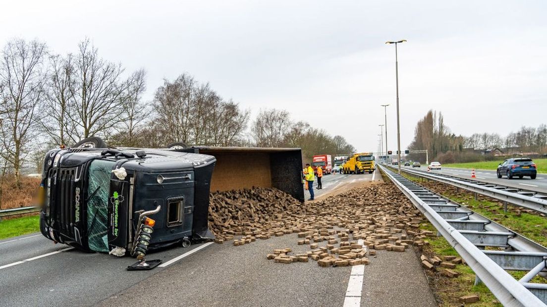 De gekantelde vrachtwagen op de A1.