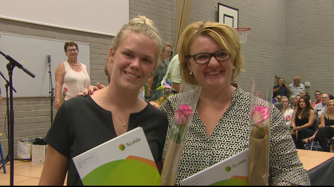 Dochter Lisa en moeder Samantha zijn samen afgestudeerd