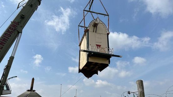 Molen uit 1750 in lucht getakeld