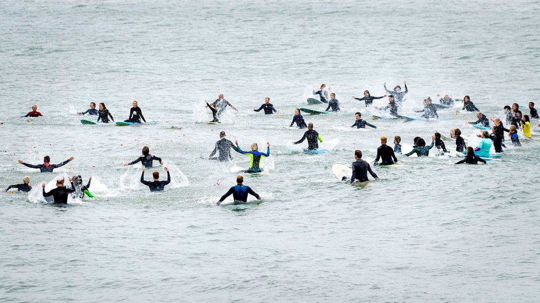 De overleden surfers werden op zee herdacht