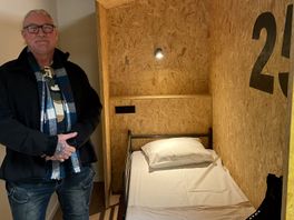 Dakloze Robbert hoeft niet meer op een krakkemikkig vouwbedje te slapen, maar kruipt vanaf nu in zijn luxe ‘Bedje 25’