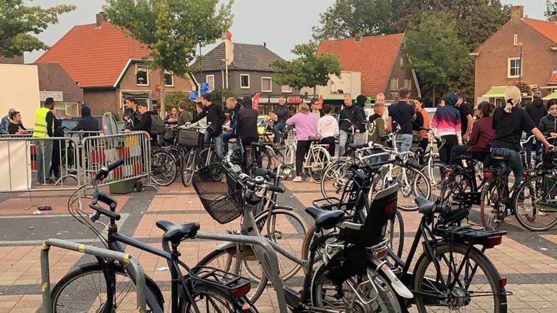 Kermisgangers verzamelen zich buiten het kermisterrein in Zetten.