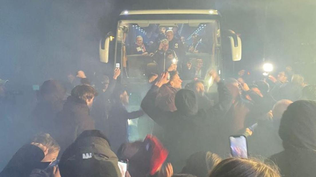 Uitzinnige fans verwelkomen de spelerbus
