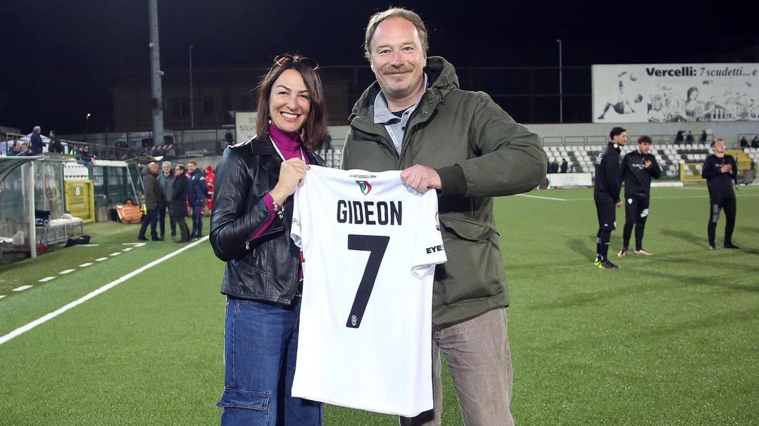Vicepresident van Pro Vercelli, Anita Angiolini zet Gideon van der Staaij in het zonnetje