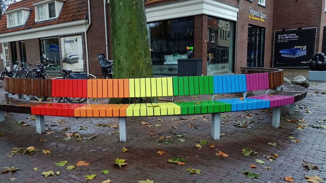 Het regenboogbankje is weer in ere hersteld.