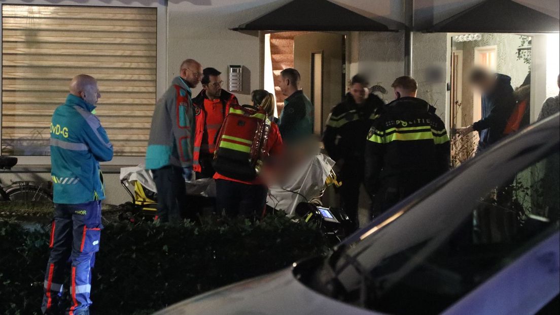 Hulpdiensten ontfermen zich over het slachtoffer
