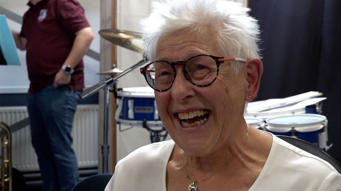 Willy (78) leert een nieuw instrument te bespelen.