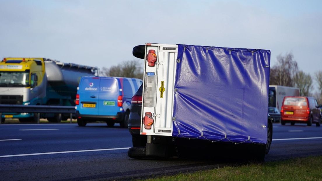 Aanhanger op de zijkant op A28