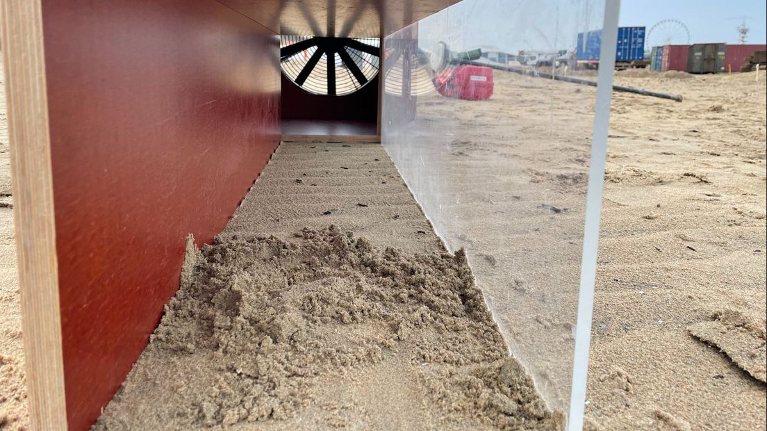 Onderzoeker De Vries simuleert in het klein wat een najaarsstorm doet