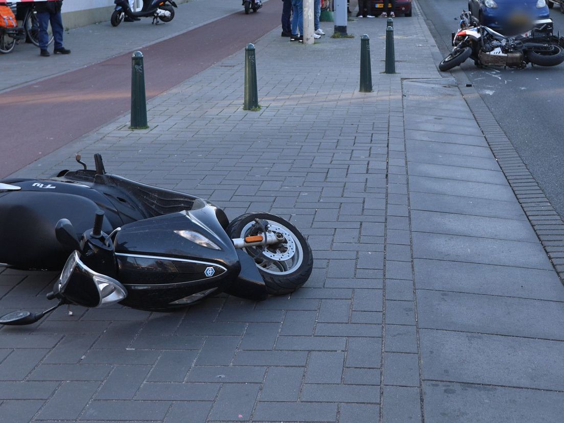 Agenten en scooterrijder aangereden door man die vlucht voor politiecontrole
