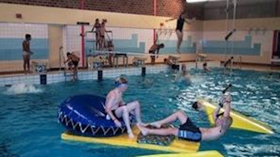 Wedstrijdbad Tijenraan Raalte dicht door teveel chloor in het water
