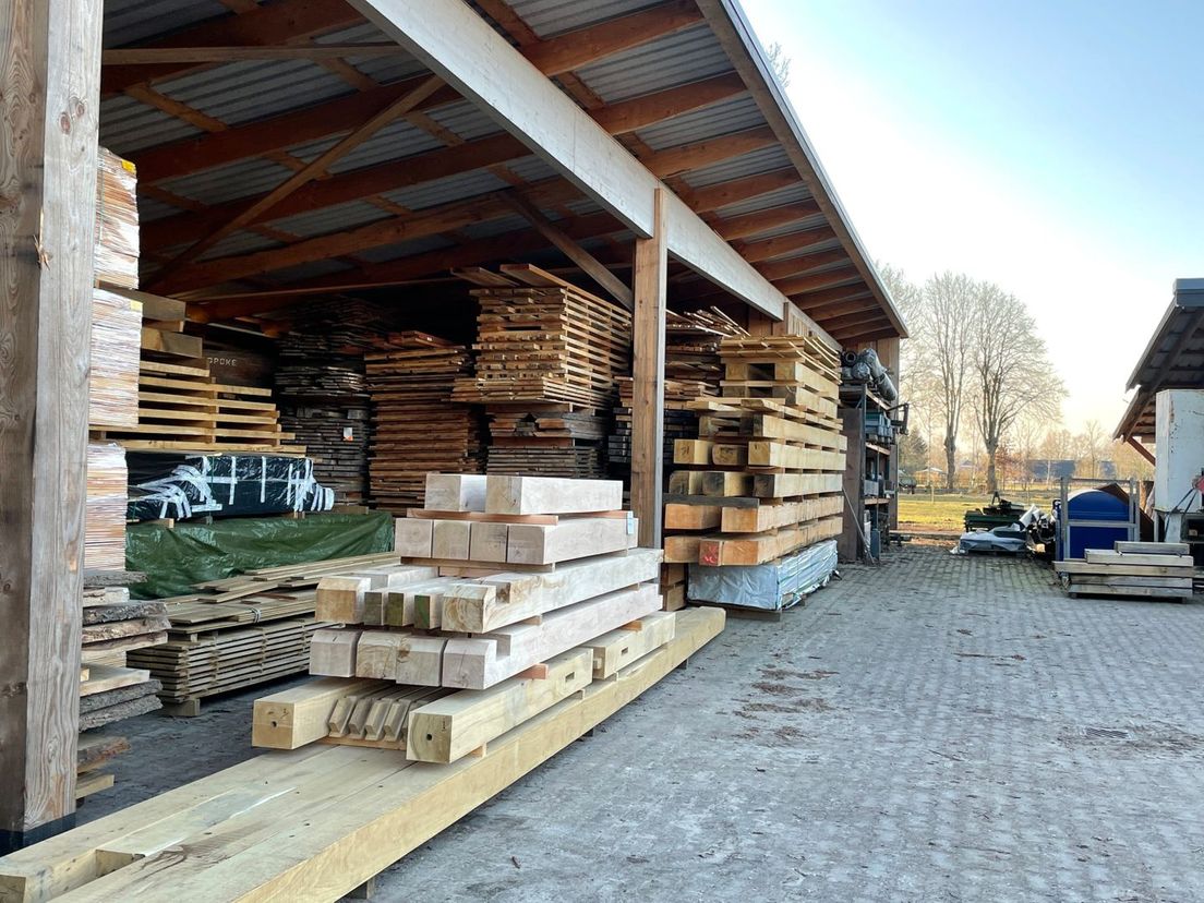 Op de zagerij in Geeuwenbrug wordt het hout verwerkt