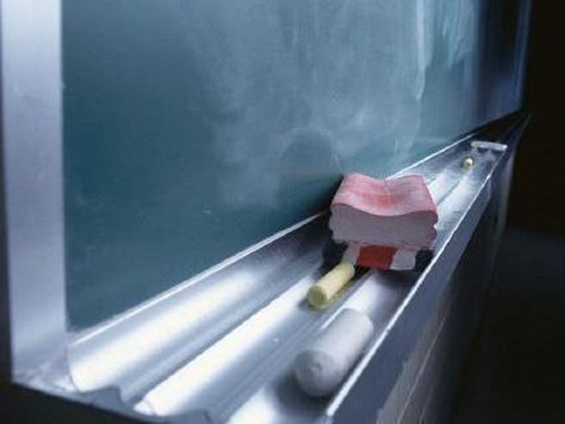Schoolbord, krijt en een bordenwisser (archieffoto)