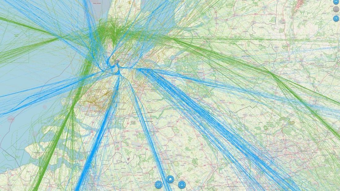 In het groen de aankomstvluchten voor Schiphol gedurende 24 uur, in het blauw de vertrekkende vluchten.
