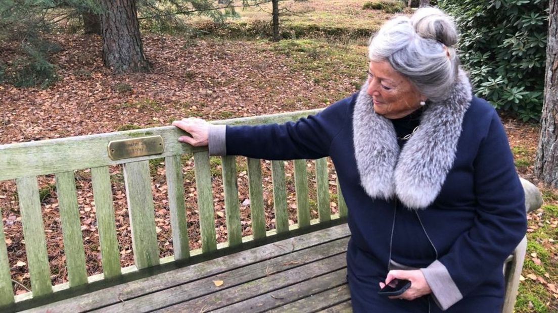 Sabine van Doorn op het bankje voor haar omgekomen dochter en haar gezin