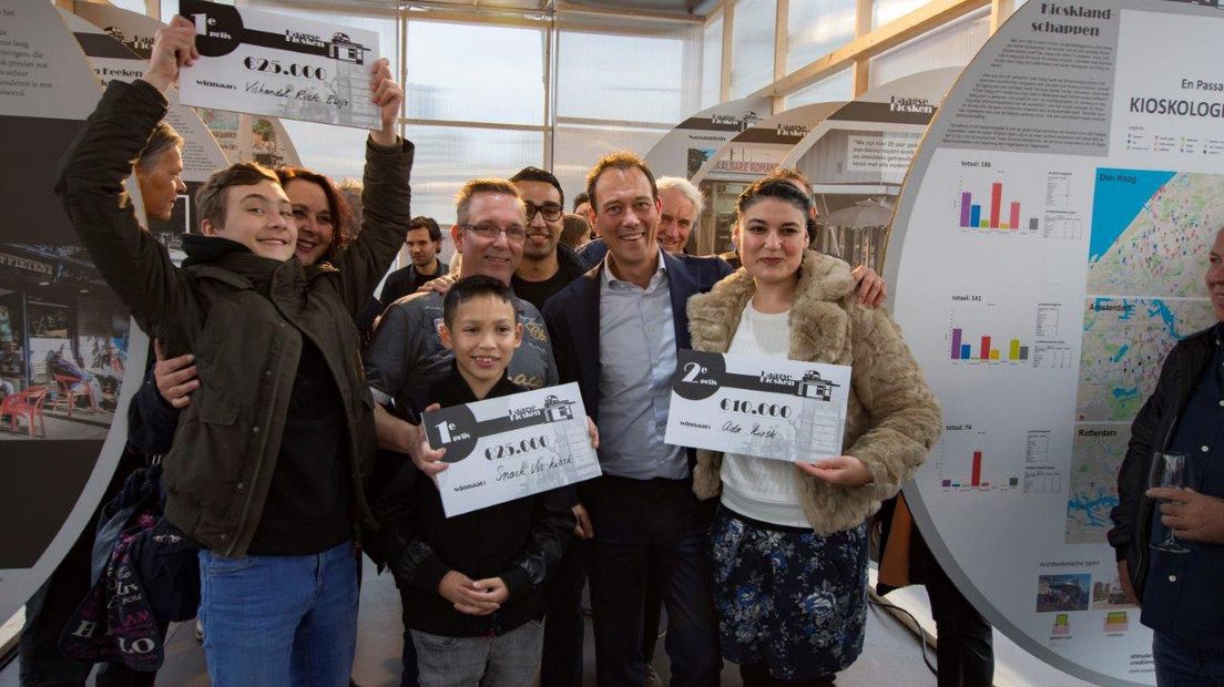 De winnaars van de kioskenwedstrijd rondom wethouder Boudewijn Revis (VVD)