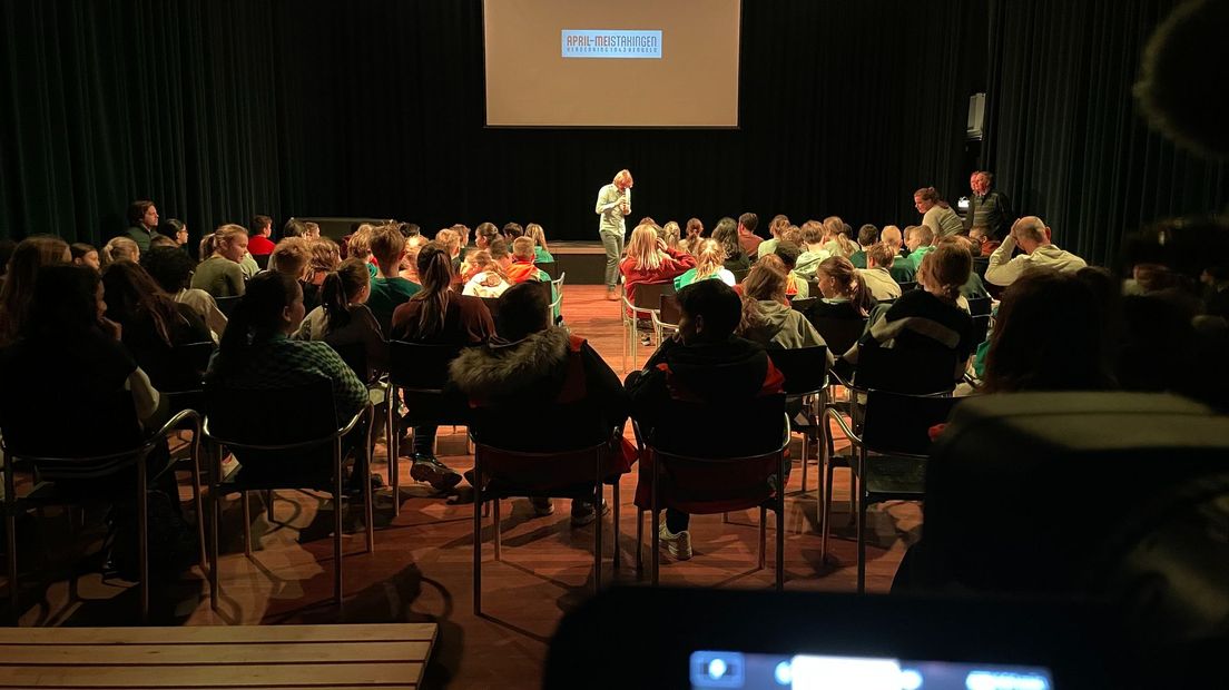 Basisschoolleerlingen kijken naar de film over de April-meistakingen