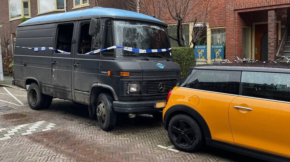 De bus staat geparkeerd in de Ceramstraat in Stad