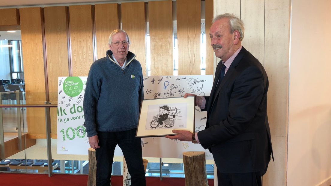 Burgmeester Klitzie ontvangt uit handen van GroenLinks Goes-lijsttrekker Carel Bruring het ontwerp